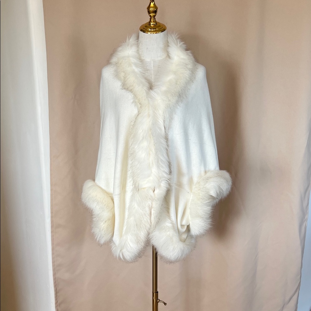 Elegant Sioni White Faux Fur Trimmed Sweater cape